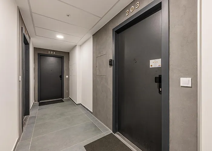 Zenit Residence- New Modern Ac Garage Apartment *